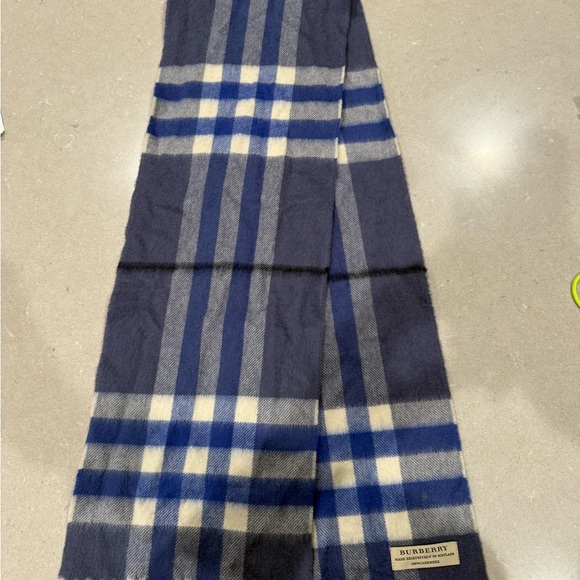 Authentic Burberry Check Cashmere Scarf - Picture 4 of 5